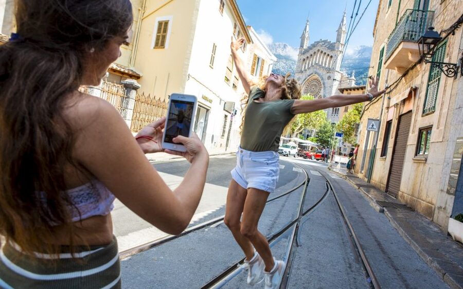 Alcudia/Marratxi: Valldemossa & Soller Tour by Tram & Bus - The art and ceramics stop: Picasso and Miró while you’re waiting