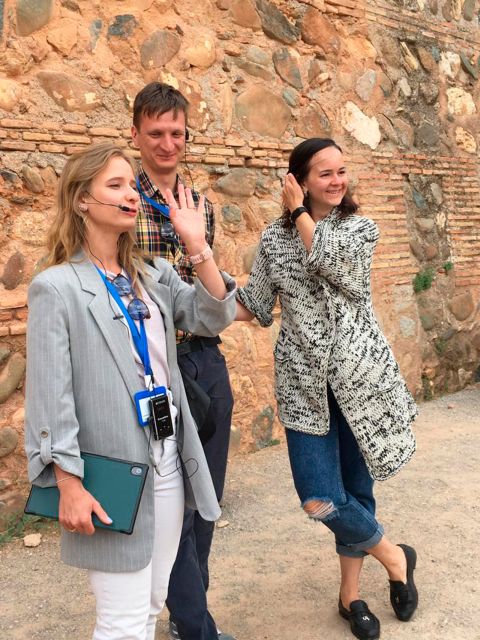 Alhambra and Nasrid Palaces Guided Tour with Tickets - Alcazaba of Alhambra: Fortress Thinking and Imagination-Friendly Ruins