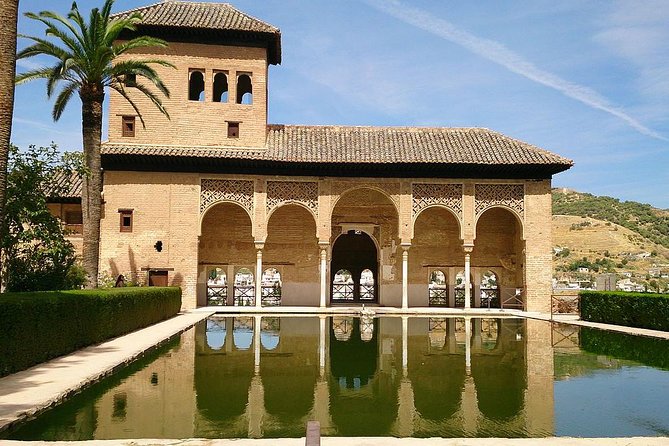 Alhambra &Charles Palace Guided Tour with Optional Nasrid Palaces - Hall of Abencerrajes and the 15th-century banquet story