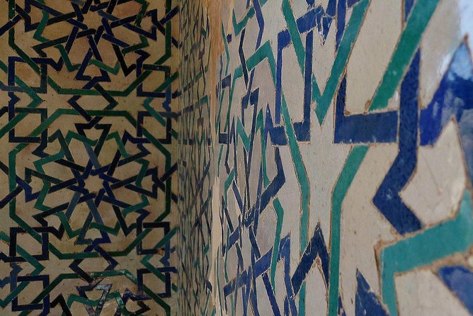 Alhambra &Charles Palace Guided Tour with Optional Nasrid Palaces - Meeting points, group size, and why headphones matter