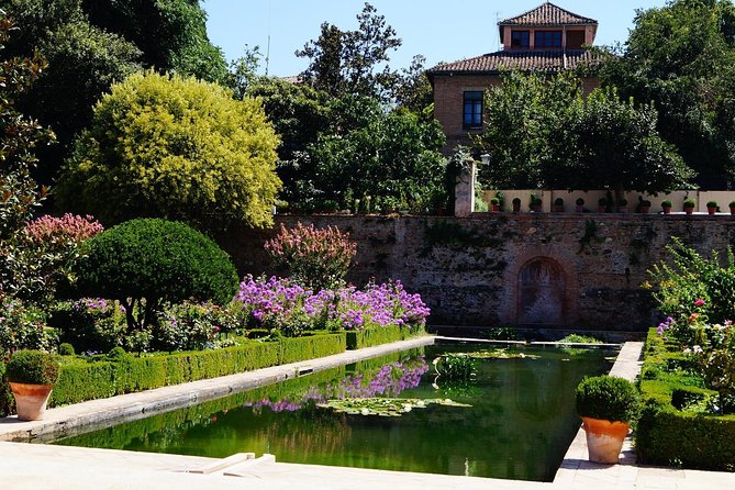 Alhambra Complete: Ticket Skip-the-Line Nasrid Palace and Generalife with Guide - Alcazaba: the oldest fortified part and the logic of defense
