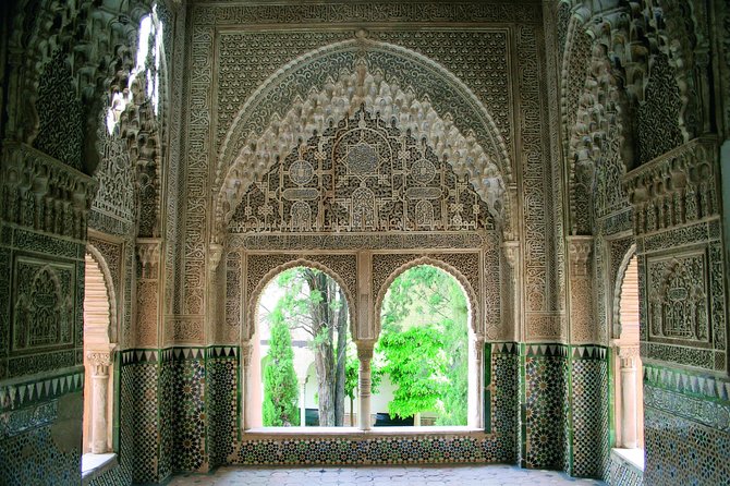 Alhambra Complete: Ticket Skip-the-Line Nasrid Palace and Generalife with Guide - Generalife: kings’ garden retreat with orchards and rest