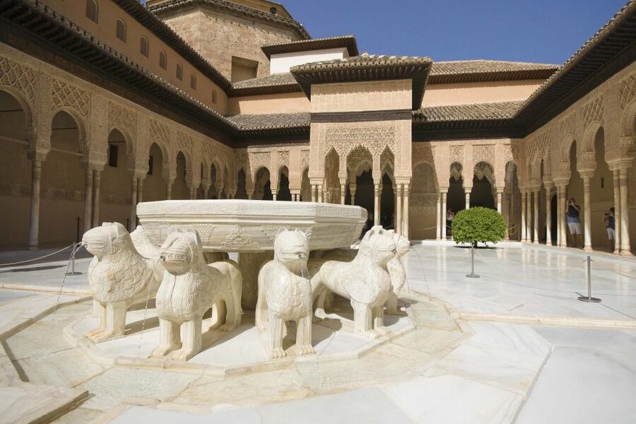 Alhambra, Nasrid Palaces, and Generalife 3-Hour Guided Tour - Headphones, Bilingual Delivery, and Pace Inside