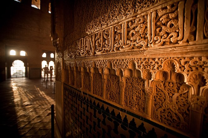 Alhambra: Small Group Tour with Local Guide & Admission - Nasrid Palaces: Where the Detail Actually Becomes Understandable