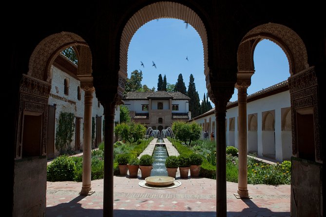 Alhambra: Small Group Tour with Local Guide & Admission - Alcazaba Fortress: A Short Stop With Big View Potential