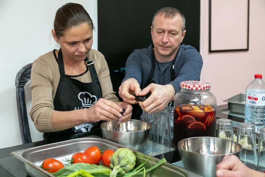 Alicante: Paella & Sangria Class with Tapas and Market Visit - Inside the local kitchen: paella basics you’ll actually use at home
