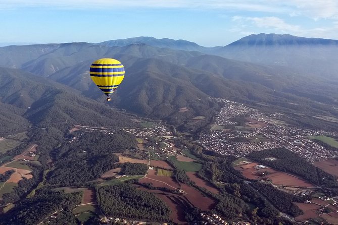 Balloon Ride over Catalonia with optional Pick-up from Barcelona - Vic by air: medieval streets and countryside from above