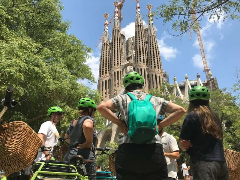Barcelona: 1.5-Hour Sightseeing Tour by Bike/Electric Bike - What you should bring, and how to make the most of the photo stops