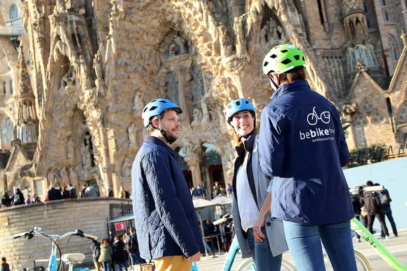 Barcelona: 1.5-Hour Sightseeing Tour by Bike/Electric Bike - Plaça Reial and the Three Graces fountain, plus Gaudí’s streetlamp touches