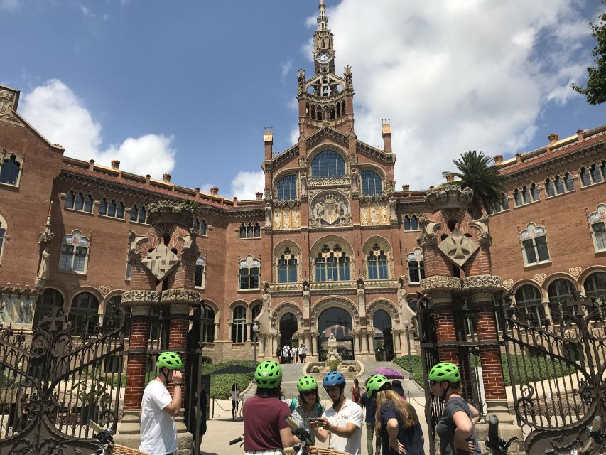 Barcelona: 1.5-Hour Sightseeing Tour by Bike/Electric Bike - Barceloneta and Port Vell, ending with the Mediterranean and modern skyline views