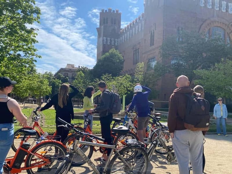 Barcelona: 1.5-Hour Sightseeing Tour by Bike/Electric Bike - The guides, the pace, and why the group stays together