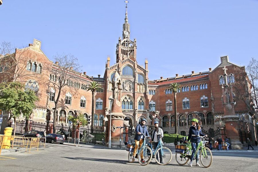Barcelona: 2.5-Hour Bike or E-Bike Historical Tour - Arc de Triomf and Parc de la Ciutadella: a strong start in style