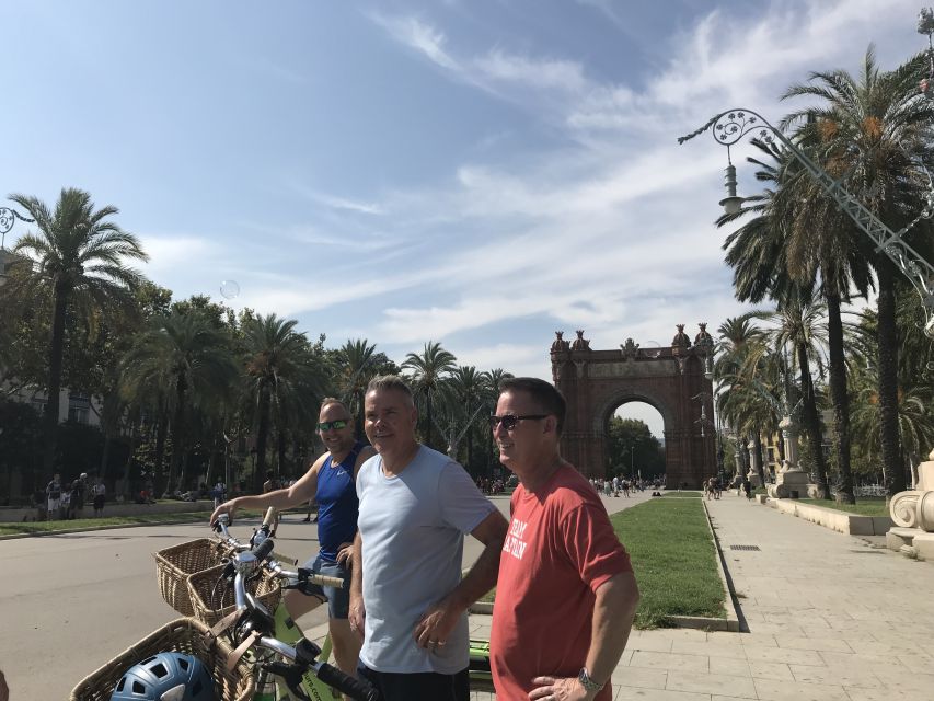 Barcelona: 2.5-Hour Bike or E-Bike Historical Tour - Casa Batlló and La Pedrera: the two-photo-stop machines