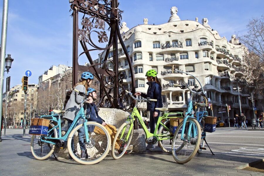 Barcelona: 2.5-Hour Bike or E-Bike Historical Tour - Passeig de Sant Joan: the ride that leads you straight to the payoff