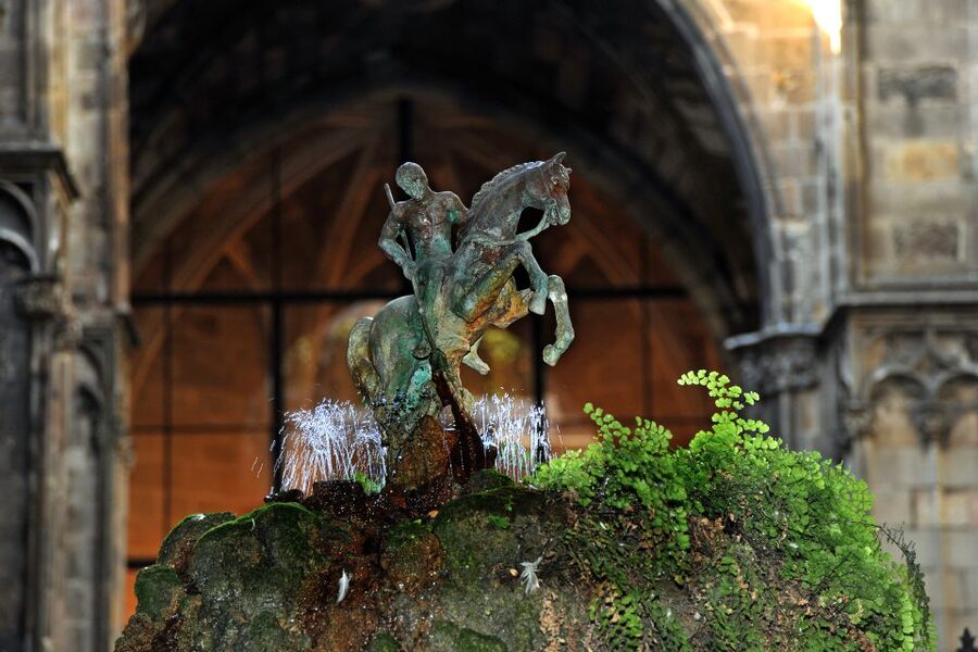 Barcelona 2-Hour Gothic Walking Tour - Saló del Tinell and the Cathedral cloister: the Gothic hits harder in person