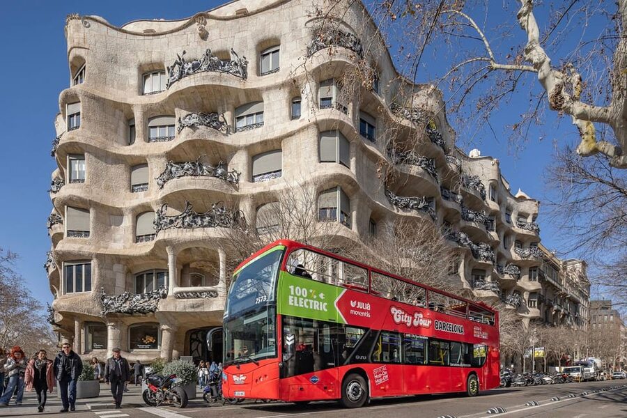 Barcelona: 24 or 48-Hour Hop-On Hop-Off Bus Tour - Port Olímpic and the Promenade Walk: Why the Sea Stop Feels Like a Reset