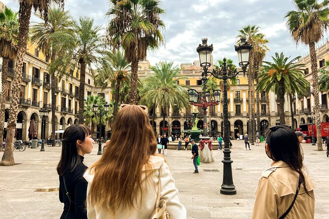 Barcelona all included: Sagrada, Park Güell, Montjuic & Gothic - Passeig de Gràcia pass-by: Casa Batlló and La Pedrera from the outside