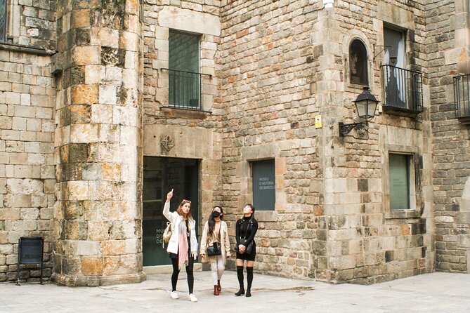 Barcelona all included: Sagrada, Park Güell, Montjuic & Gothic - Sagrada Família skip-the-line, with a guided setup and audioguide time