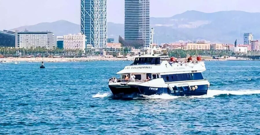 Barcelona: Boat Tour in Las Golondrinas - Open deck sunshine versus indoor comfort