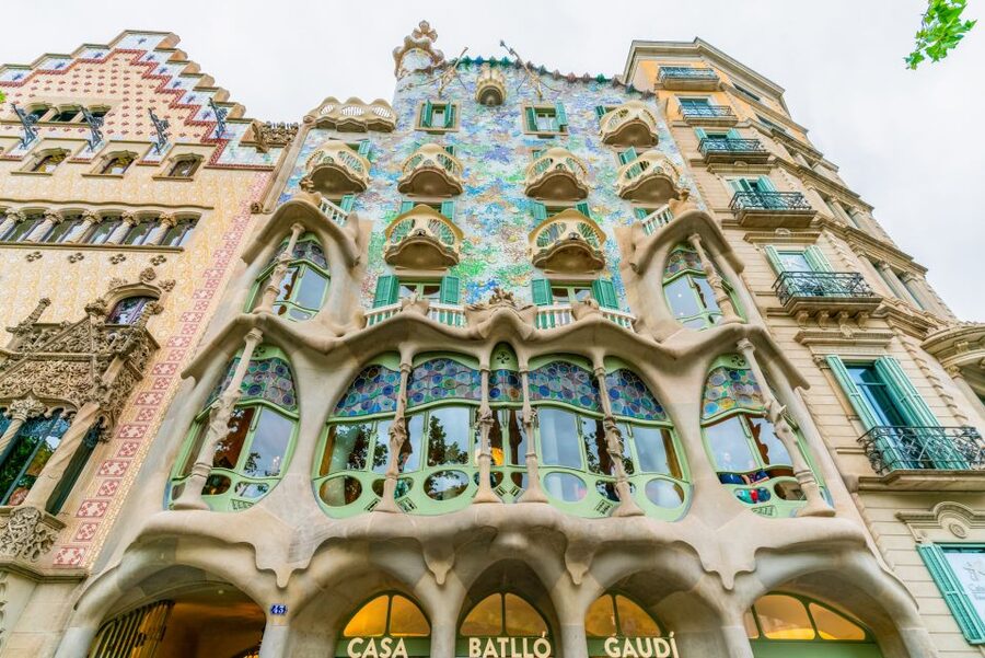Barcelona: Casa Batlló Entry with Self-Audioguide Tour - Entering Casa Batlló, tickets in hand