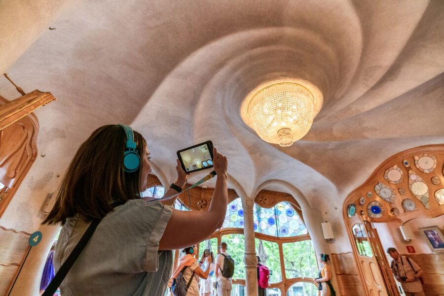 Barcelona: Casa Batlló Entry with Self-Audioguide Tour - Room to room: seeing Gaudí’s design logic
