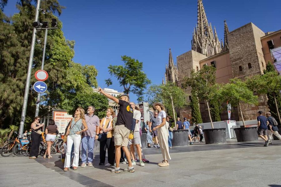Barcelona: City Walking Tour with a Local Guide - Meeting Point at Plaça del Vuit de Març: Finding the Group Quickly