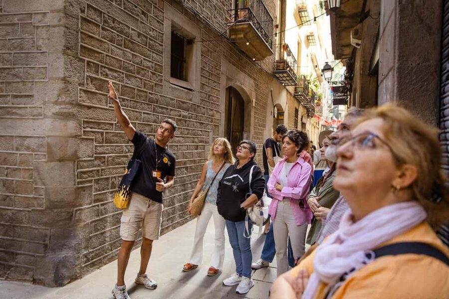 Barcelona: City Walking Tour with a Local Guide - The Route Logic: Starting at Escultura Barcino and Ending Back There