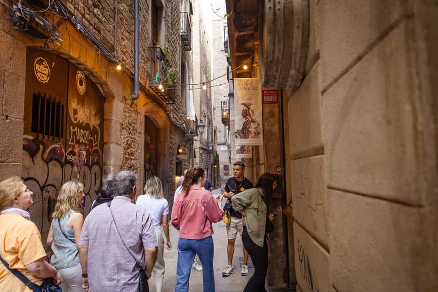 Barcelona: City Walking Tour with a Local Guide - Els Quatre Gats and The Kiss Of Freedom: How the City Earned Its Modern Voice