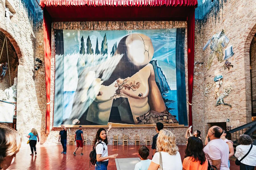 Barcelona: Dali Museum, House and Cadaques Guided Tour - Comfort tips for a long day: seats, sun, and regroup timing
