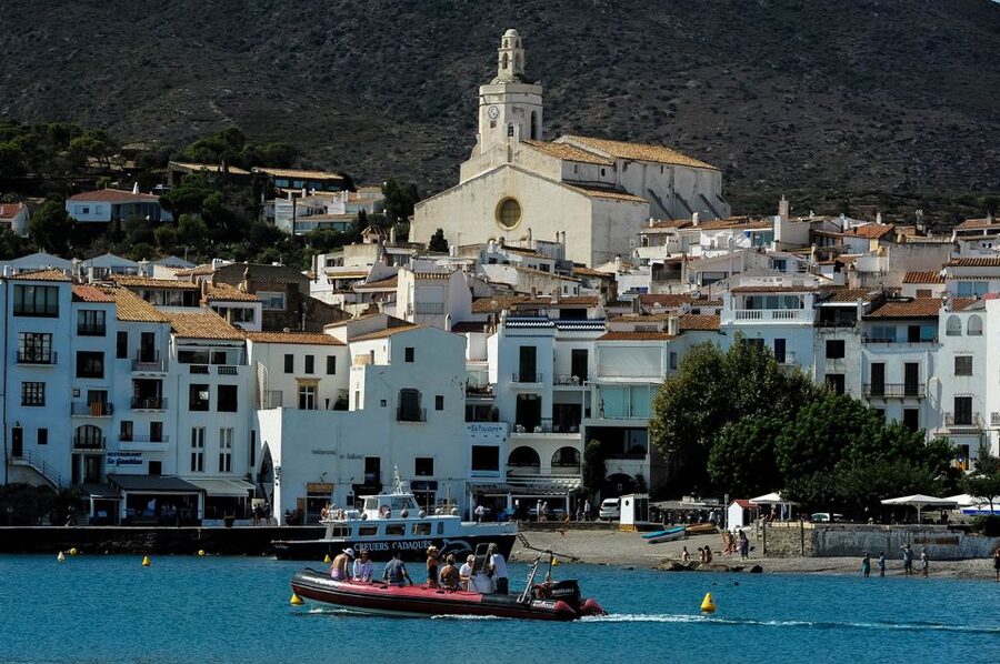 Barcelona: Dali Museum, House and Cadaques Guided Tour - Cadaqués by the sea: white streets, real food stops, and artist fuel