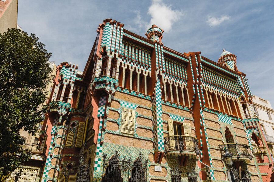 Barcelona: Discover Gaudí, Sagrada Familia, and Park Güell - La Sagrada Família: Golden Light and the Museum Mindset