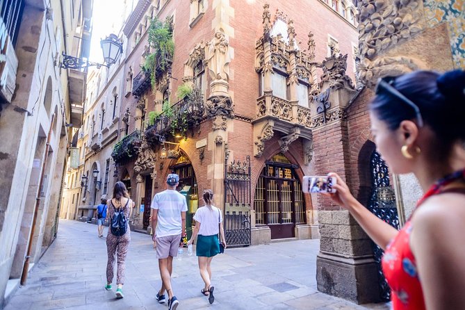 Barcelona E-Bike Small Group Tour with Tapas & Wine Tasting - Parc de la Ciutadella and the Parliament area, a breather built into the route