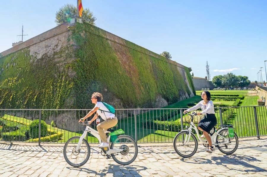 Barcelona: E-Bike Tour with Montjuic Cable Car & Boat Ride - Montjuïc Castle and the best “pause for photos” stops