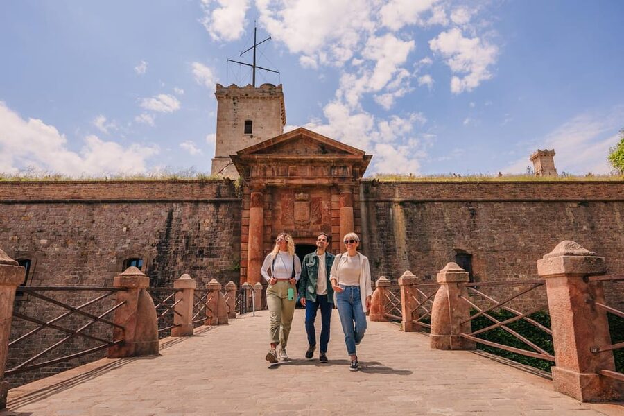 Barcelona: E-Bike Tour with Montjuic Cable Car & Boat Ride - The sailing trip: calm sea-level Barcelona
