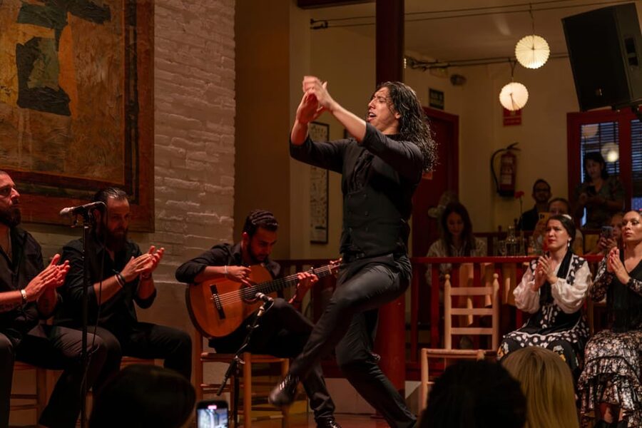 Barcelona: Flamenco Show with Dinner at Tablao de Carmen - Dinner and drinks: what you get, and how to time your meal