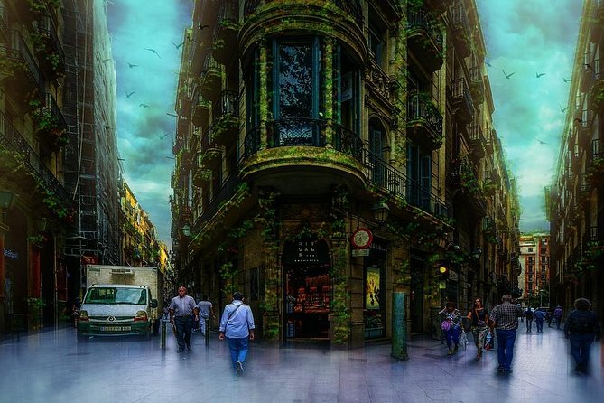 Barcelona Ghosts & Legends Tour - The guide factor: Ewan, Lila, and the mix of facts plus fun