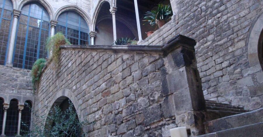 Barcelona: Gothic Quarter Walking Tour - What You Actually Get: Outside Monuments, No Entry-Fee Pressure