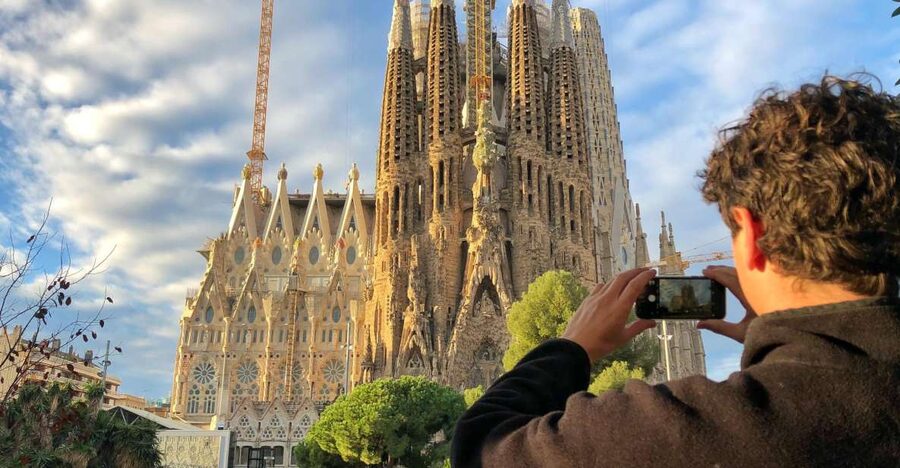 Barcelona: Guided Bike or E-Bike City Tour - Starting at Plaça Reial, then slipping into the Gothic Quarter