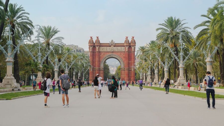 Barcelona: Guided Bike or E-Bike City Tour - Arc de Triomf and Ciutadella Park: the middle-of-tour reset