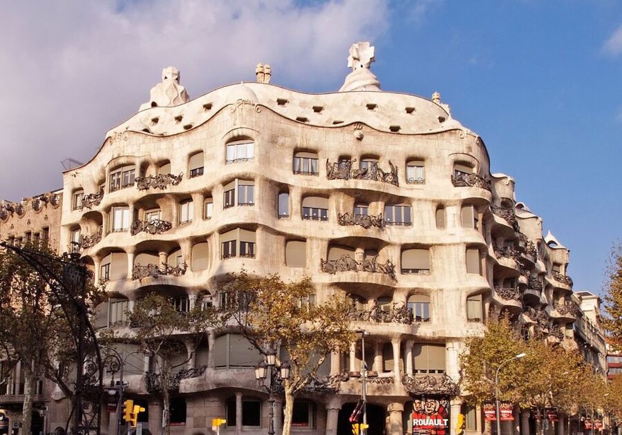 Barcelona: Helicopter, Boat Ride & Old Town Private Tour - Who should book this helicopter, boat, and Old Town private tour