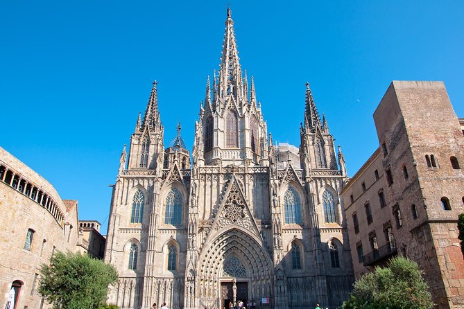 Barcelona Highlights Guided Tour with Monjuic Cable Car - Getting started at Julià Travel, and how the day actually runs