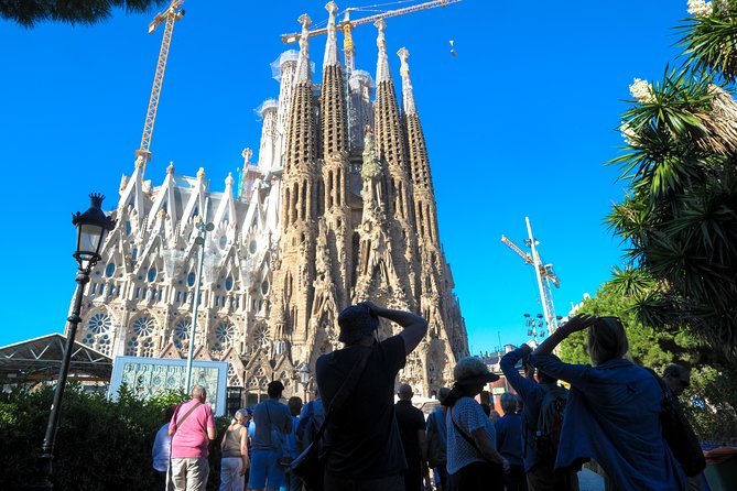 Barcelona Highlights & Sagrada Familia Tour: Priority Access - Key things that make this tour work well