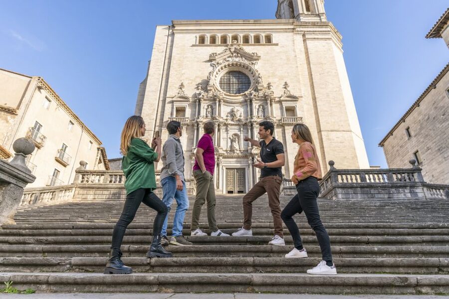 Barcelona: Montserrat, Girona & Costa Brava Guided Day Trip - Girona old town: medieval walls, Jewish quarter, and Onyar River scenes