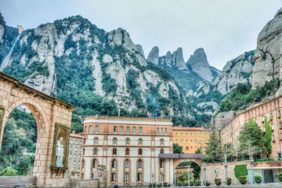 Barcelona: Montserrat Tour, Transfers & Basilica Entry - 3 hours free time: hiking, museums, lunch, and smart wandering