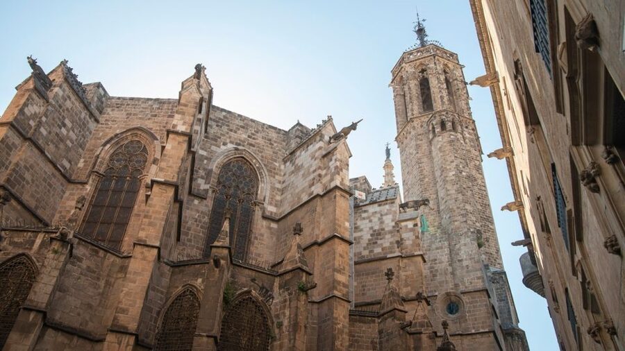 Barcelona: Old Town and Gothic Quarter Walking Tour - Music and architecture pass-by moment: Palau de la Música Catalana