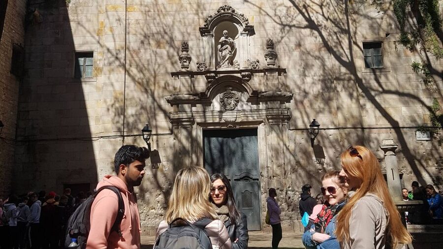 Barcelona: Old Town and Gothic Quarter Walking Tour - Barcelona Cathedral and Santa Maria del Mar, Catalan Gothic with different vibes