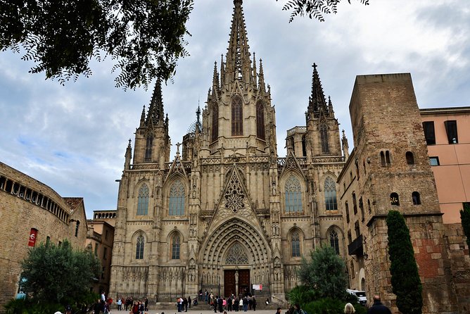 Barcelona Old Town & Gothic Quarter Small Group Tour - Boqueria Market: quick, colorful, and useful for lunch ideas