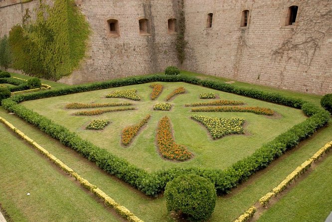 Barcelona: Old Town, Montjuic Castle, Cable Car Small Group Tour - Key highlights to know before you go