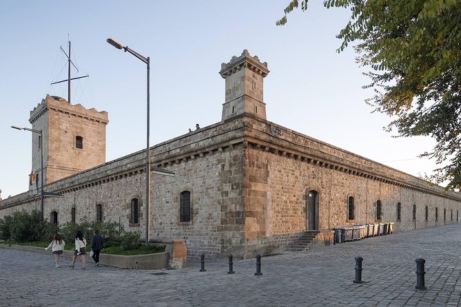 Barcelona: Old Town, Montjuic Castle, Cable Car Small Group Tour - Telefèric de Montjuïc: the cable car segment that makes the day