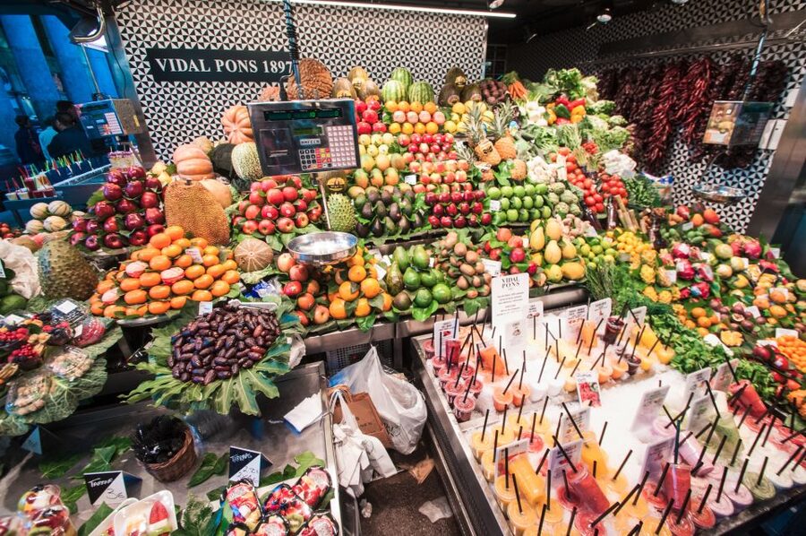 Barcelona: Paella Cooking Experience & Boqueria Market Tour - The walk through Old Town: a quick taste of the city vibe